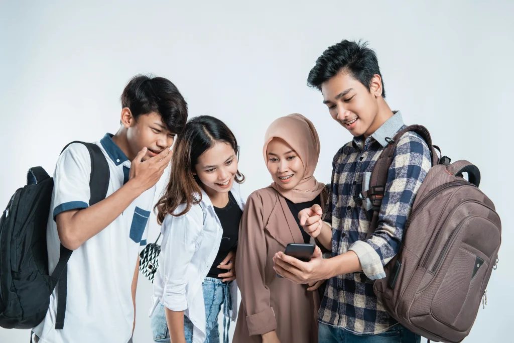 Siswa sekolah menggunakan AkuBelajar.ID
